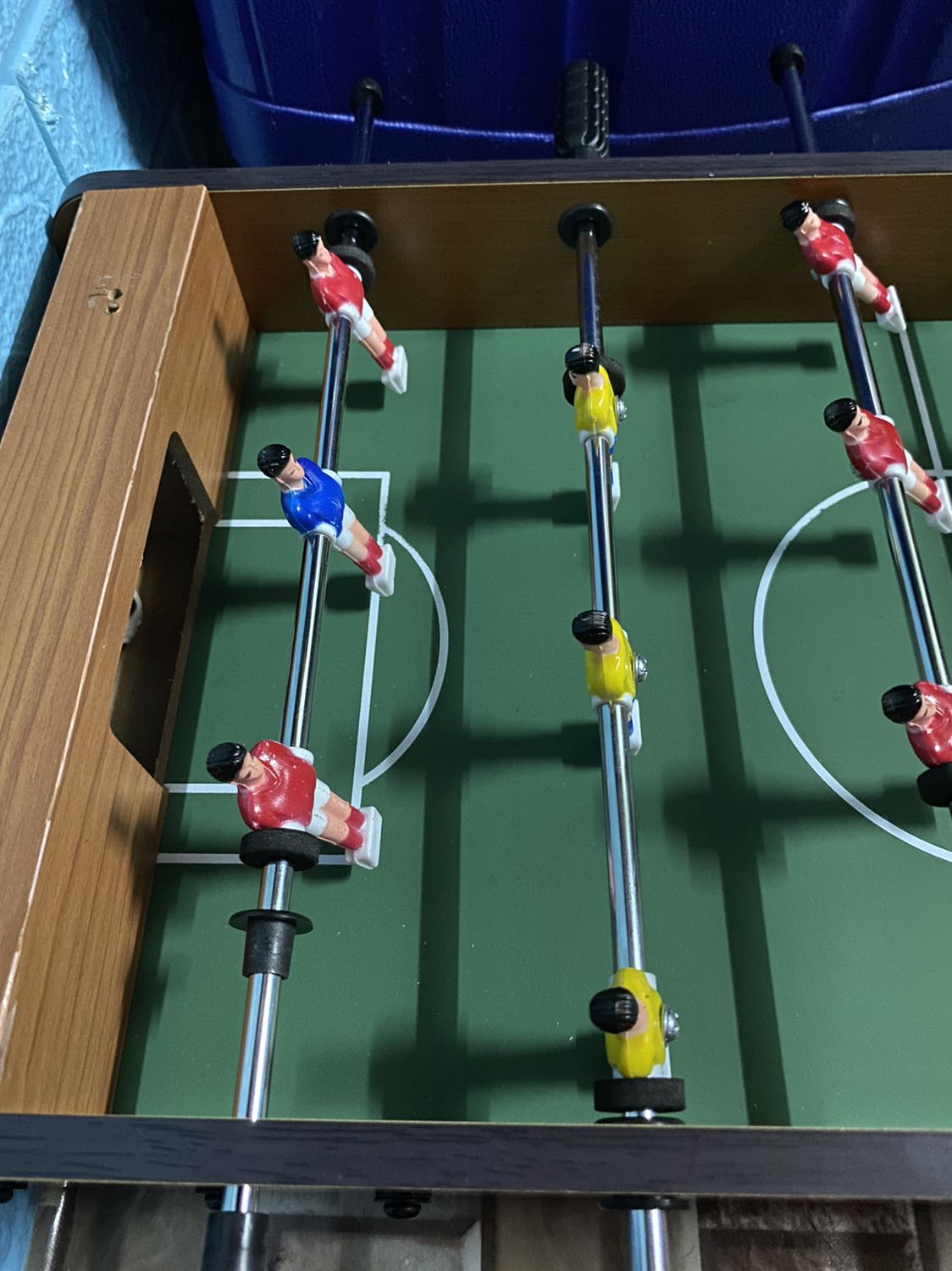 Tiki giao hàng đóng gói cẩn thận! Ốc vít shop cũng cho dư, bàn gỗ ép khá chắc chắn,  nhưng có điều thiếu mất cái tính điểm bên trái :((. tay cầm có chỗ thì khá chặt khí gắn và lắp ốc vào được.
Tổng thể thì okay chơi rất là vui! Nên mua.