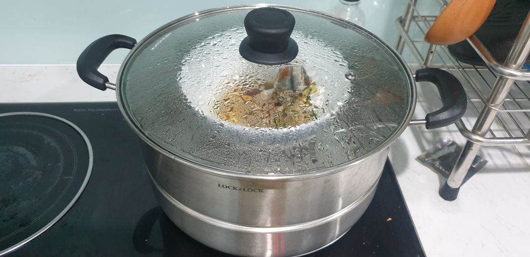 Nồi hấp to, 2 tầng, phù hợp với gia đình đông người. Mình chỉ có 2 người thì hơi to. 
Nồi xịn, chắc tay dễ lau chùi.
Ảnh chia sẻ là mình chỉ dùng 1 tầng để hấp.