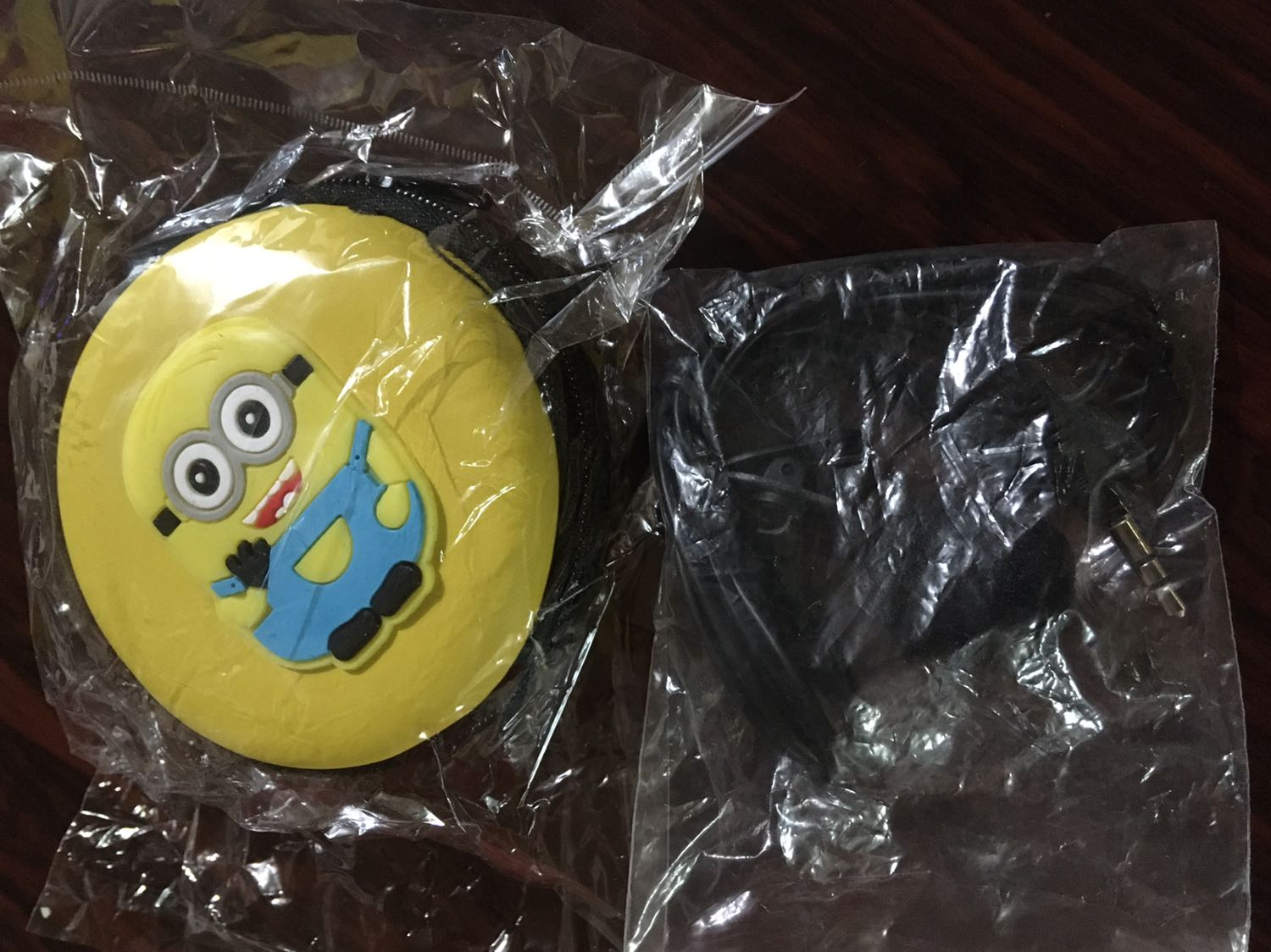 Hơi bất ngờ với hộp đựng Minion :) dây 1m vừa đủ ngồi thu âm tại bàn, không thích hợp quay phỏng vấn. Chất âm tạm ổn!