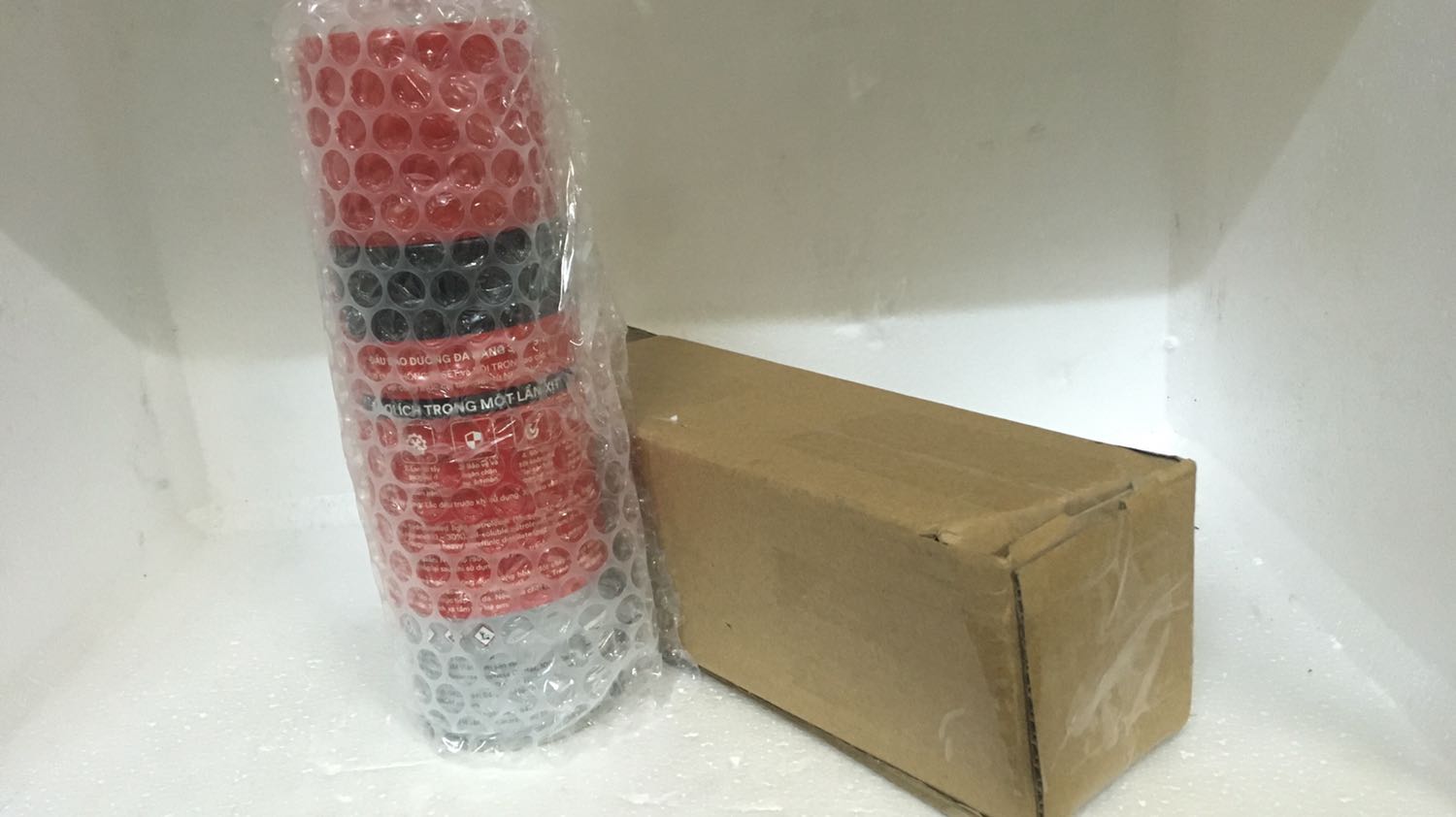 Chai nặng cầm chắc tay, màu đỏ dễ nhận thấy, mùi dễ chịu. Chai nặng cầm chắc tay, màu đỏ dễ nhận thấy, mùi dễ chịu.