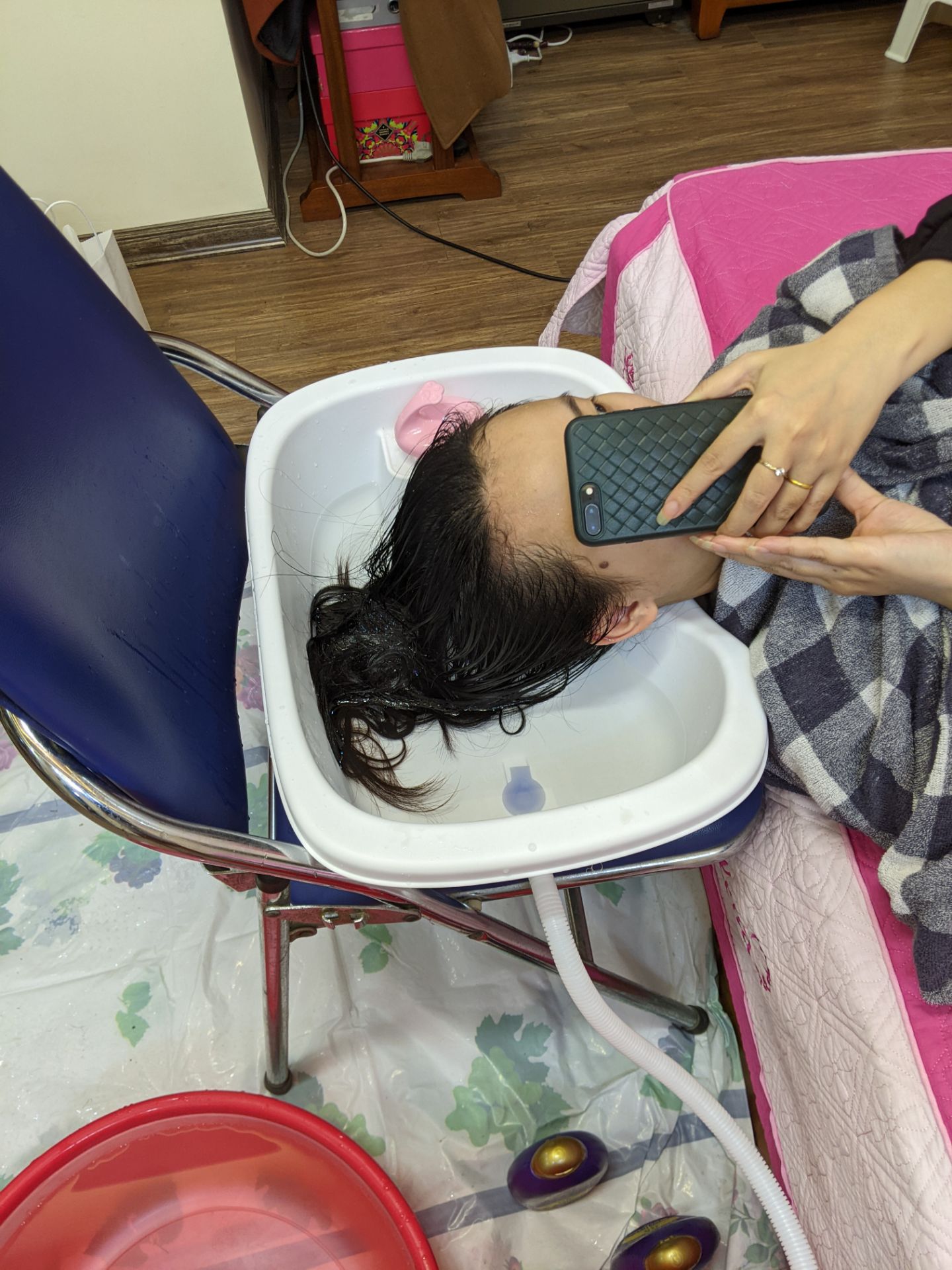 sản phẩm chắc chắn, đẹp. Hàng giao nhanh, nhưng tóc phụ nữ dài thì thao tác hơi vất vả. Nếu bán thêm giá đỡ tăng giảm được chiều cao kèm theo thì phù hợp hơn.