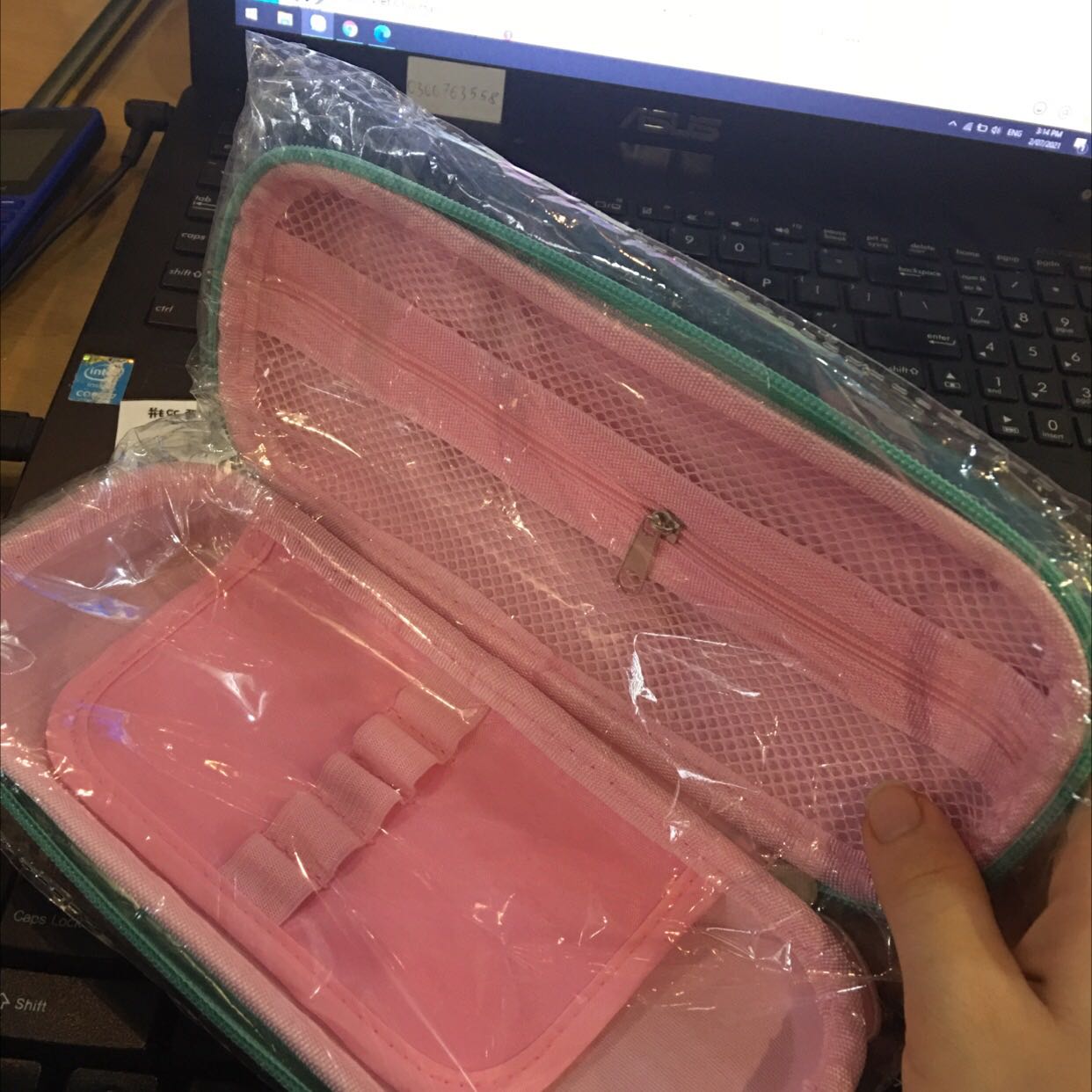 Mới đặt hôm qua nay đã nhận được hàng , đóng hàng rất cẩn thận , hộp bút quá đẹp luôn shop