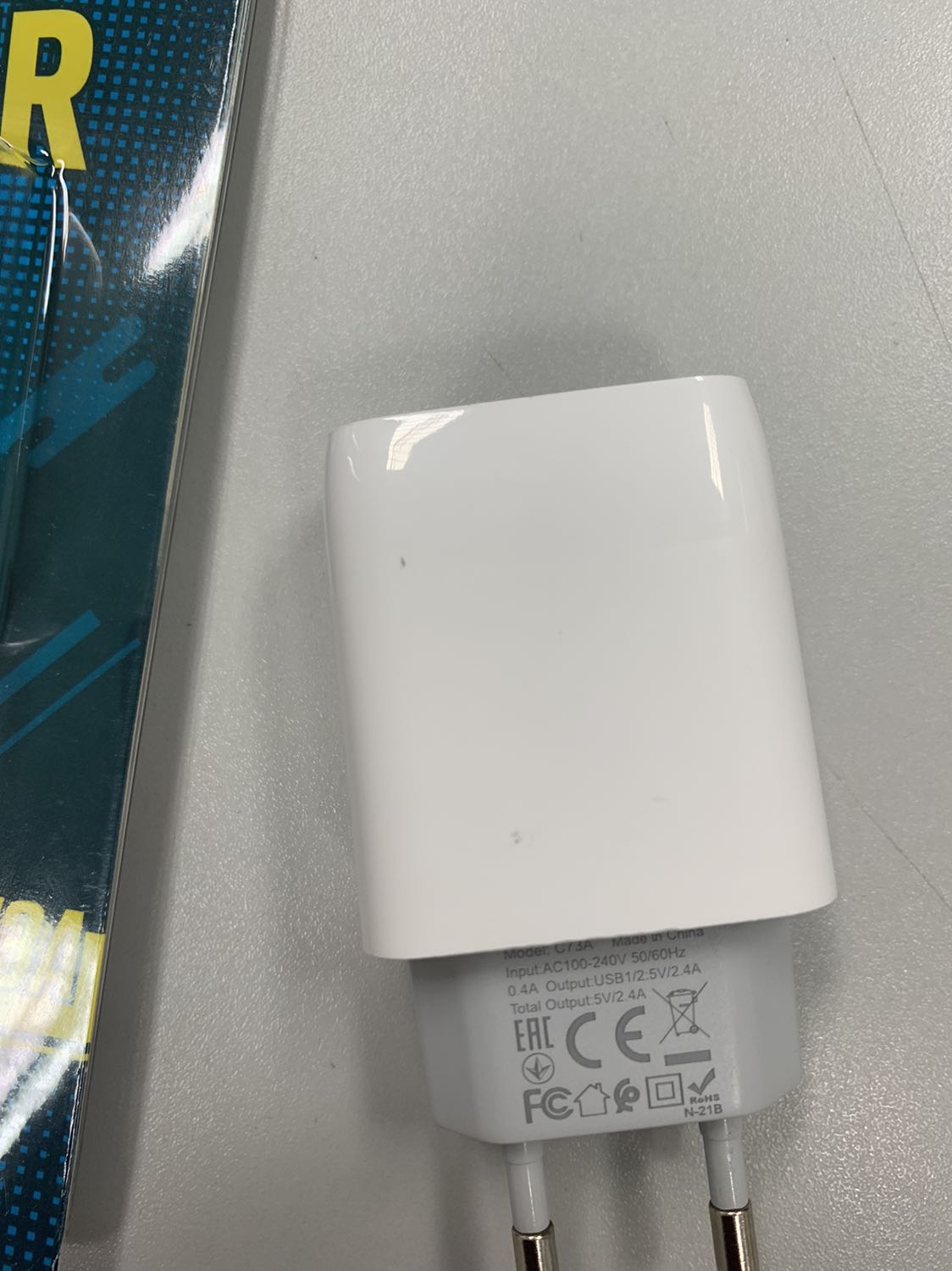 Sạc có chấm đen. Không có guarantee. Trông như sạc cũ đề nghị TIKI làm việc với NCC đổi lại sạc cho tôi