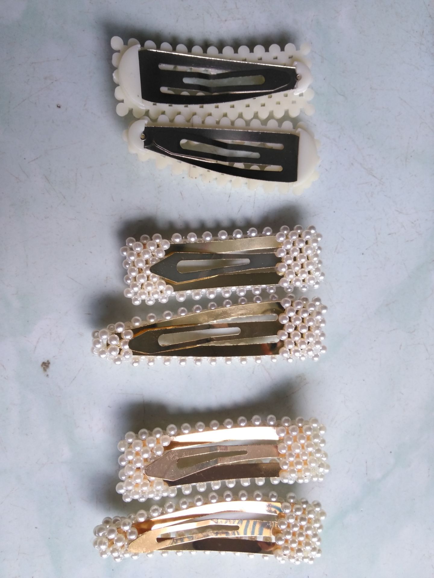 tôi đặt hàng 3 bộ, shop gửi 2 bộ đúng hình mẫu thấy rất vui, nhưng có 1 bộ lại không giống hình cảm thấy thất vọng , không còn tin tưởng để mua hàng nữa rồi  ☹️☹️