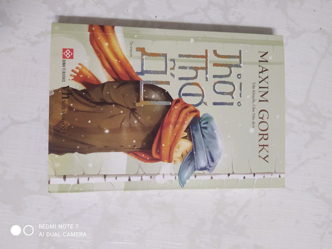 Nếu bạn cảm thấy cuộc đời mình thật xui xẻo, thật tệ. Giá đình bạn không được như người ta, bạn không được học hành đầy đủ như người ta thì hãy đọc quyển sách này. Thời thơ ấu gắn liền với những kỉ niệm mà sau này khi lớn lên bạn sẽ phải thầm cảm ơn nó, và cảm ơn cho cuộc sống hiện tại của mình bây giờ.
Giao hàng nhanh. Đóng gói cẩn thận. Sách còn nguyên vẹn không lỗi. Cảm ơn nhiều ạ