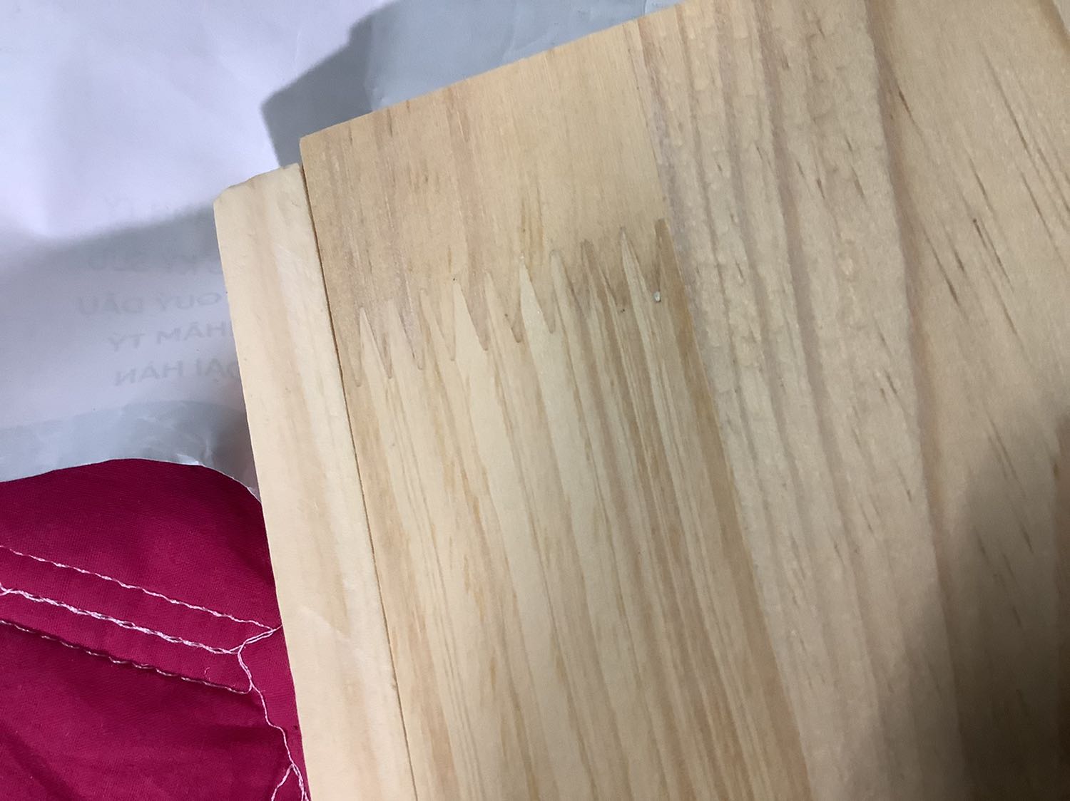 Chất liệu gỗ thì tốt nhưng không giống hình, dán bị lệch , còn có khe hở, không biết lâu dài có bị tróc ra không ?