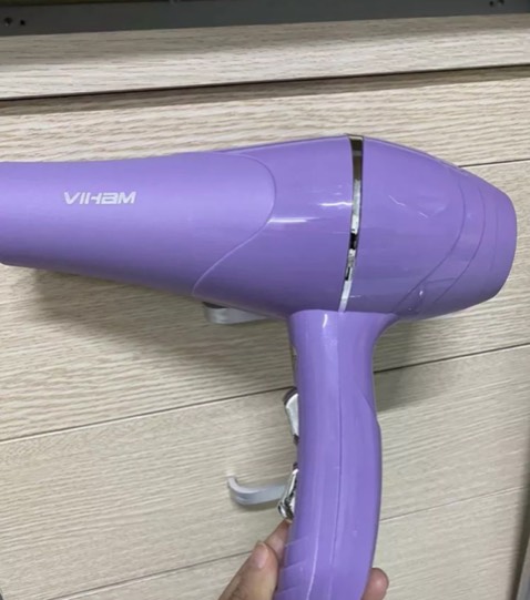 Shop tư vấn nhiệt tình. Giao hàng siêu nhanh. Giao nội thành nên chỉ bọc 1 lớp xốp chống sốc bên ngoài, hơi móp hộp tí nhưng cũng ko ảnh hưởng gì bên trong.
Nóng nhanh lạnh nhanh. Máy rất dễ thương. Chất lượng nhựa và phần kim loại thì bt, kêu hơi to nhưng với giá siêu rẻ như này thì ko mong j hơn