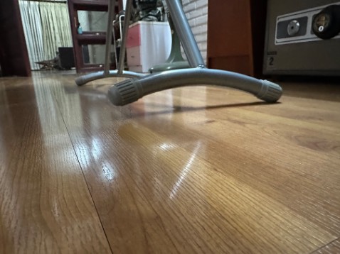 Chân bị cập kênh, nắn kiểu gì cũng không đứng chắc chắn được, chả biết kiểm soát chất lượng kiểu gì…