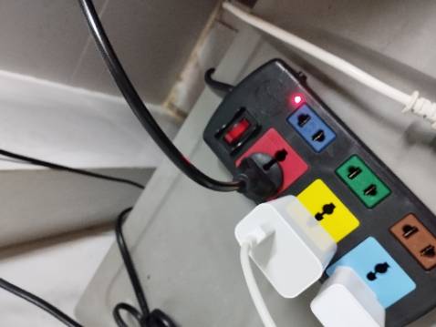 Cái công tắc không sáng nha cả nhà. Có lẽ nó sáng cái đèn đỏ đó thôi. Hàng xài ổn, dây 5m là dài lắm luôn á!