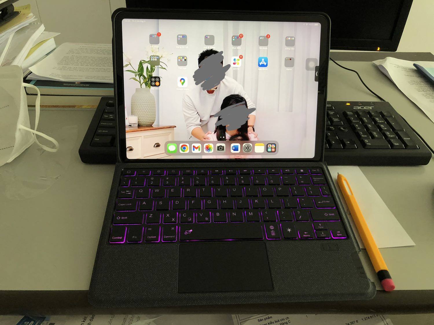 Bàn phím xài ổn, chắc chắn.
Kết hợp cùng ipad pro thì ko khác gì laptop, chỉ khác HĐH