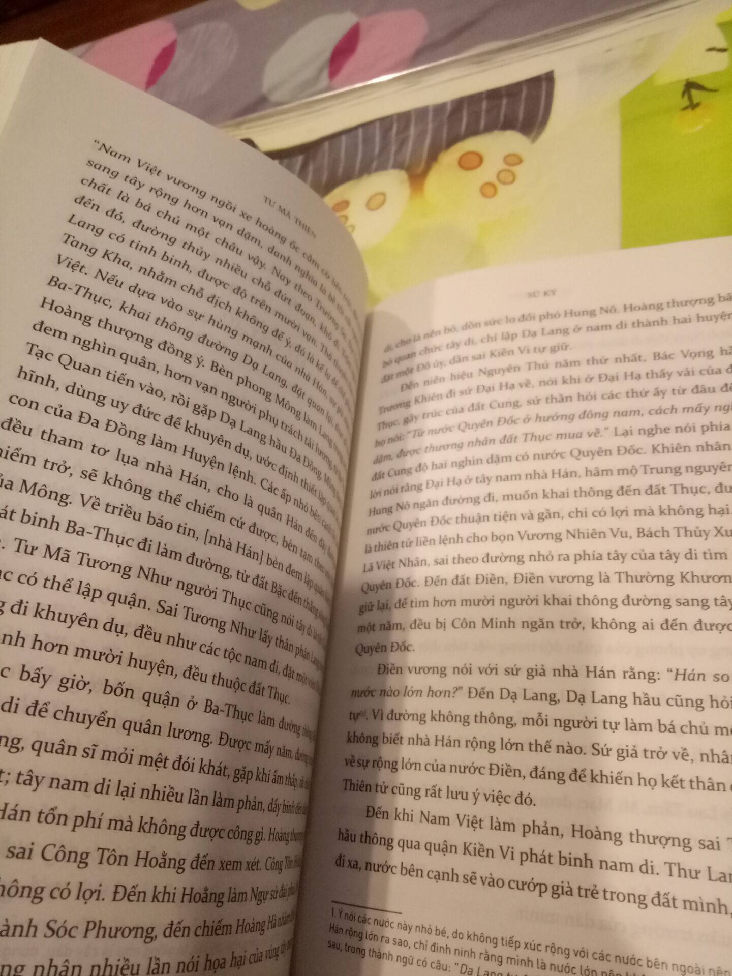 sách siêu đẹp, tiki đóng gói khá cẩn thận, chất lượng sản phẩm Ok ? sách mới, bìa và giấy đều đẹp, nghe mọi người nói quyển Hạ và Thượng hay lắm, mình vx chưa đọc hết, chỉ review hình thức bên ngoài thôi :>> (siêu yêu sách của Nhã Nam)  ❤????