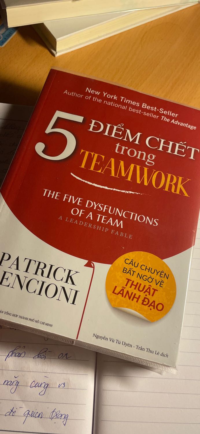 Mình tin rằng hầu hết các bạn trẻ đều thiếu kỹ năng làm việc nhóm. Một cuốn sách rất nên đọc và nó thầm hơn nhiều so với những bộ quy tắc mình đã đọc. Những vấn đề giữa mình và đồng nghiệp dường như đang hiện diện hết trong cuốn sách. Có chút buồn rồi lại vui. Vui vì mình sớm nhận ra tính nghiêm trọng của vấn đề. Gấp cuốn sách lại là một quá trình thực hành đầy thách thức. Chúc mn sẽ tìm dk những cuốn sách phù hợp.
