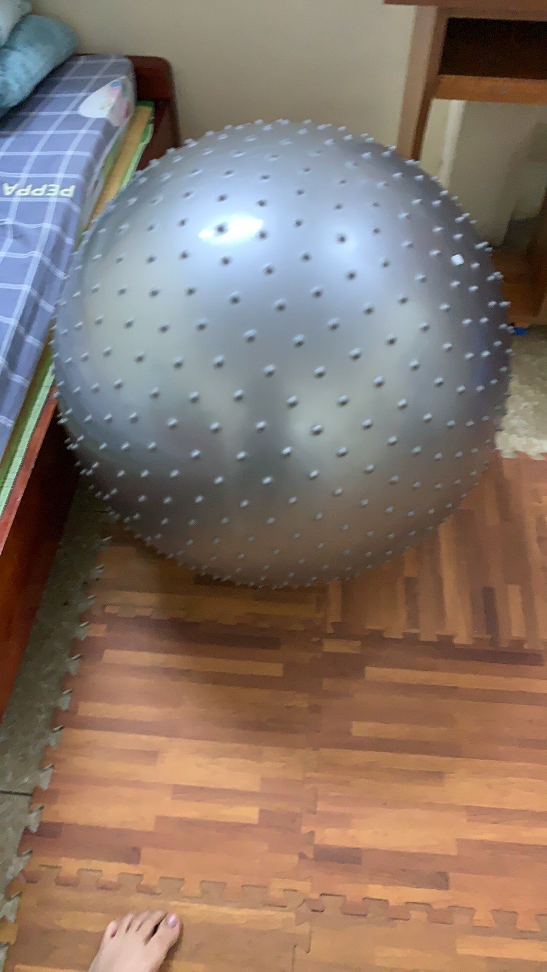 Mình thấy bóng tốt nhưng hơi nhỏ so với mình nghĩ chắc ko phải lôn size đâu, nhưng mình nhún 1 tuần thì nó giãn ra nha. shop giao đúng, đẹp, nên mua