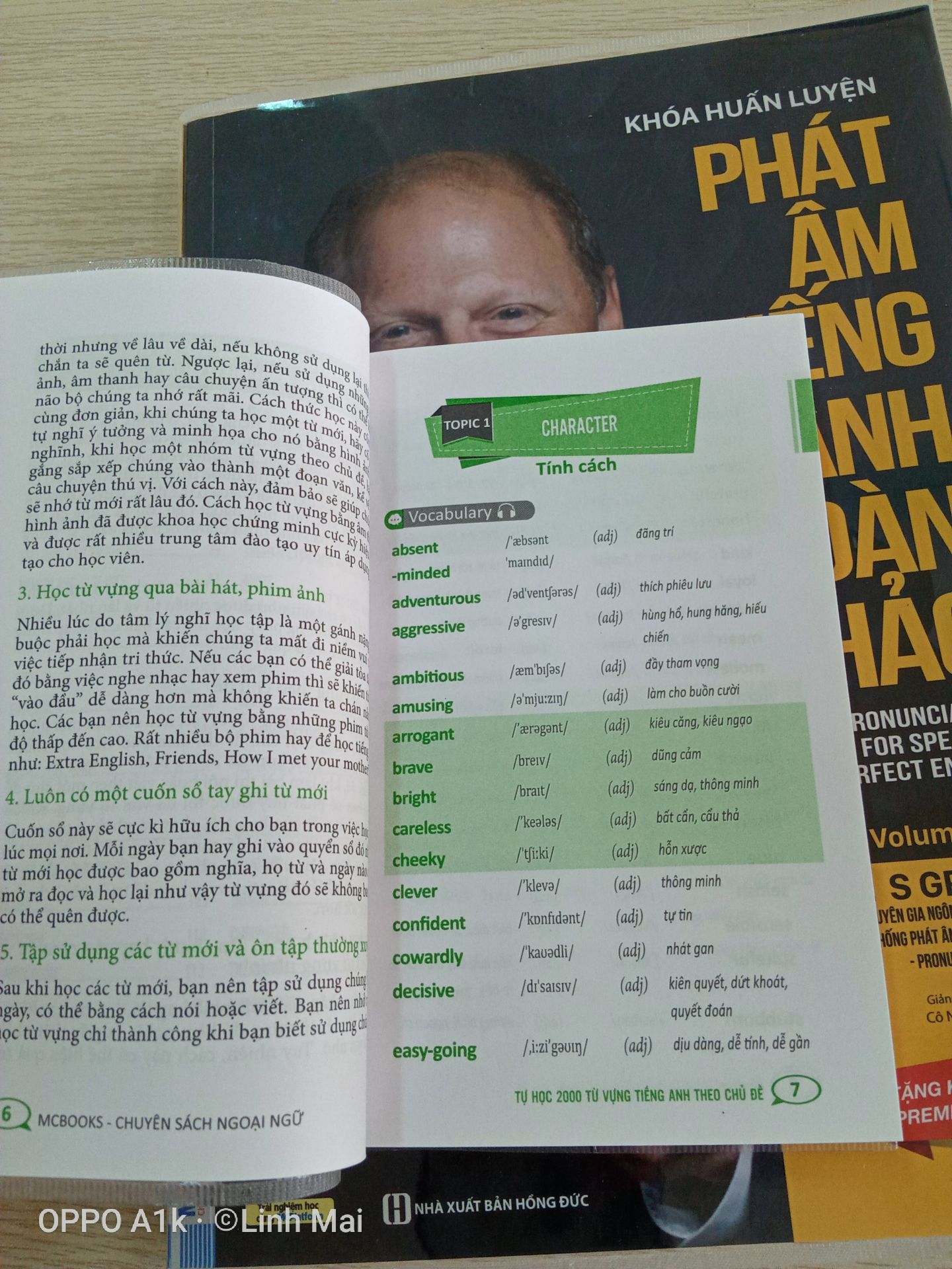 Sách được thiết kế nhỏ gọn. Cầm cuốn sách rất mát tay. Sách mới, nhìn như vừa ra lò.
Trong sách cũng có bài tập. Nói thật là tôi không dám dùng bút để làm bài tập trong đó đâu, vì tôi luyến tiếc nó ಠ_ಠ
Có lẽ tôi sẽ mua 1 chiếc bút kim tuyến màu để làm bài vậy. Tôi cũng sẽ cẩn thận hơn khi viết bài vào trong sách.
Học tiếng Anh không chỉ là được điểm cao trong học phần mà nó sẽ ứng dụng vào bất cứ ngành nghề nào. Có thể nói Tiếng Anh quan trọng như đi bộ vậy.