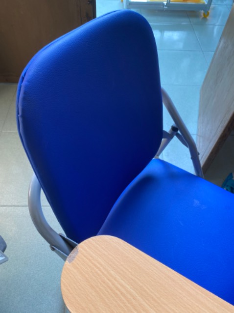 Các chi tiết cũng tương đối dày dặn, nhưng các mối hàn trông khá amateur. Sản phẩm xứng với tầm giá. 
Lúc nhận hàng mặt bàn bị mẻ một miếng, dù sản phẩm được bọc lại. Có vẻ không phải lỗi bên vận chuyển. Lười đổi nên chấp nhận vậy.