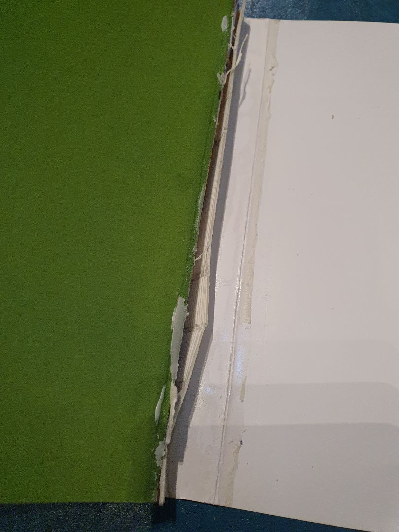 Chỉ có mức 1 sao nhỉ, không có mức 0 sao. Sách mới nhận mà rách hết trơn gáy, ruột đi đường ruột, bìa đi đường bìa, không còn gì để nói, thật sự rất thất vọng. Mua 1 lúc 5 quyển nhưng 3 quyển sách khác bình thường. Còn 2 quyển Gi Gỉ Gì Gi này thì quá tệ.