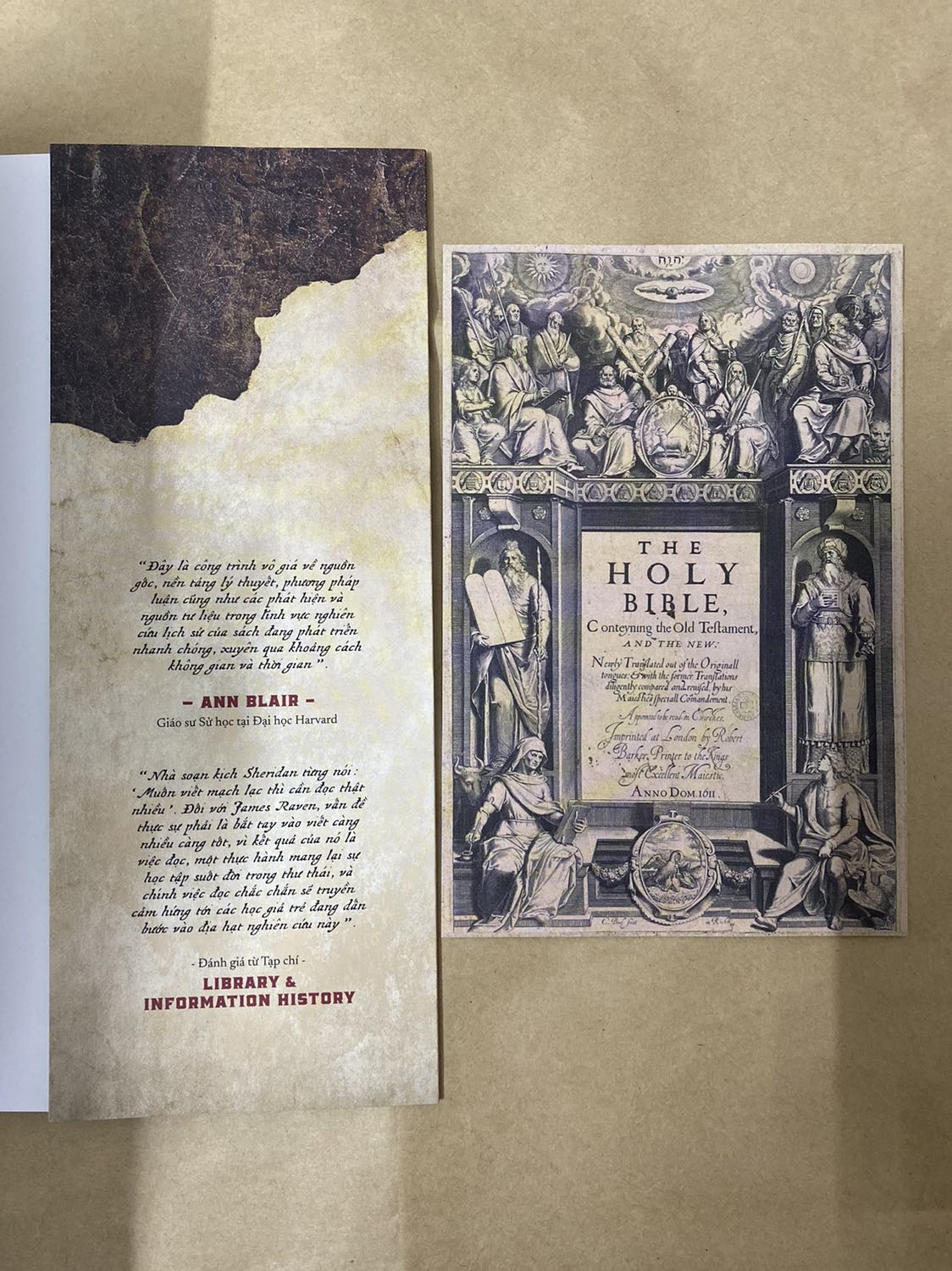 Cuốn sách chuẩn "lịch sử của sách" bao gồm rất nhiều kiến thức hữu ích cho người đọc. Mình càng đọc càng thấy thích thú cho dù trong quá trình đọc tương đối lâu vì phải ghi nhớ khá nhiều thông tin. 

Được tặng kèm bookmark rất đẹp!