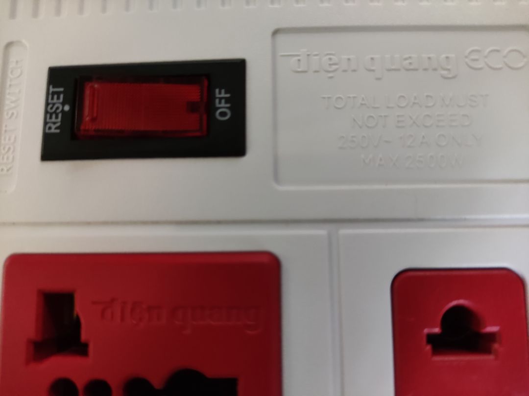 ổ cắm hoàn thiện tốt, dây chắc chắn và các khe cắm rất thoải mái không lỏng lẻo cũng k chặt cứng.