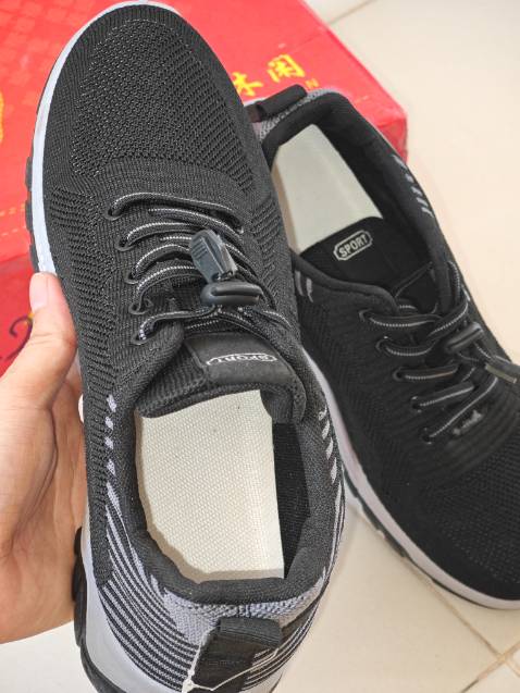 Ngoại hình ổn, vải mềm, dày vừa đủ. Tấm đế liền khối, cũng mềm vừa phải, cảm giác ban đầu đi êm vừa phải, dây giày thắt sẵn co rút khá tiện. Chưa biết chạy hay vận động thể thao mạnh trong thời gian dài thì có bền không, nhưng sơ bộ nếu dùng làm sneaker mang hàng ngày vs mức giá, thì có vẻ ổn áp đấy.