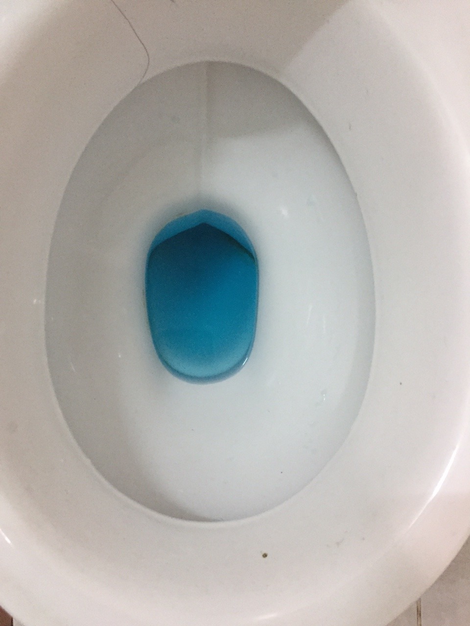 Viên tẩy này mới dùng thì thấy nước chuyển màu xanh khá đẹp, nhìn mát mắt, lịch sự, không thấy vết ố vàng của bồn cầu, viên có khử mùi nên đỡ mùi hôi.  Mình đã dùng qua mấy loại khác theo bịch thì 1 viên chỉ dùng được 1 đến hai ngày hơi bất tiện, nay chưa phải thay thì thấy chất lượng ổn. 

Dịch vụ giao hàng Tiki rất tốt,  giao nhanh hơn mong đợi