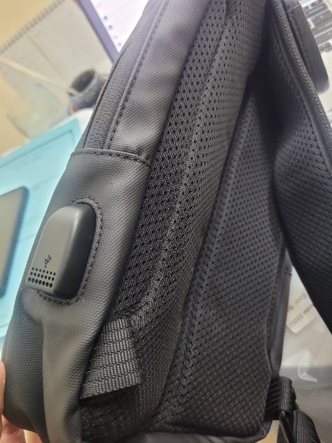 Trông sang, xịn, mịn như mô tả. Nhiều ngăn, để được nhiều đồ: sổ tay, bút, sạc, điện thoại, máy tính bảng (11-12inch ok)