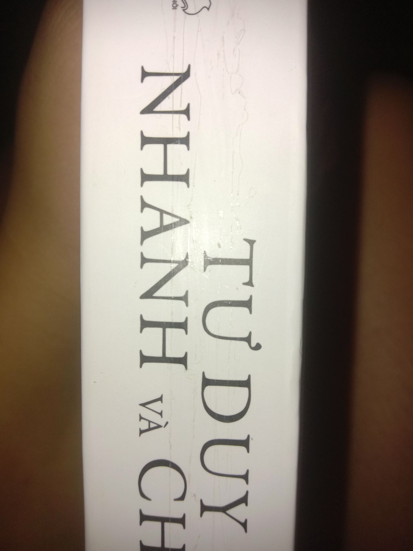 bên ngoài sách bị móp ở góc 
ở gáy sách còn có vết bẩn còn bên trong thì sách không có vấn đề gì