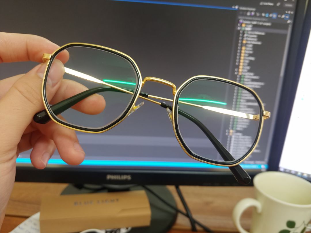 sản phẩm đẹp như ảnh, kính hơi nặng