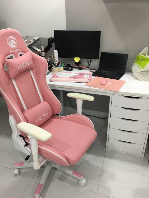 Ghế rất êm, rất ổn với tầm giá. Nếu so với các mẫu 1m5 thì cái này đáng tiền hơn, và sản phẩm giống với hình. Đệm ngồi không bị xì hơi, biến dạng sau thời gian sử dụng. 
Nhưng mặt mút trên 2 phần để tay thì không có màu trắng tinh, mà là trắng ngà nha. 
Nếu có màu trắng tinh thì sẽ đẹp hơn :D