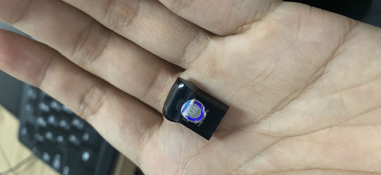 Tem dán ở đây thứ nhất gây trầy xước thậm chí mất luôn tem BH khi cắm vô nhiều lần, thứ hai là che đi thông tin và thông số chữ in phía dưới USB cảm giác như không muốn KH nhìn thấy thông tin USB. Bóc tem ra thì sợ mất bảo hành
Còn lại hiện tại hài lòng với USB, mong Tiki xem xét về vấn đề che thông tin sản phẩm Tem dán ở đây thứ nhất gây trầy xước thậm chí mất luôn tem BH khi cắm vô nhiều lần, thứ hai là che đi thông tin và thông số chữ in phía dưới USB cảm giác như không muốn KH nhìn thấy thông tin USB. Bóc tem ra thì sợ mất bảo hành
Còn lại hiện tại hài lòng với USB, mong Tiki xem xét về vấn đề che thông tin sản phẩm