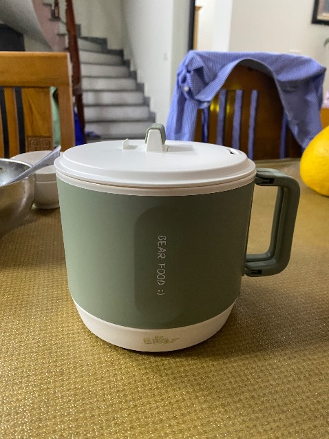 Nồi nẩu điện mi ni đẹp hơn cả tưởng tượng, có nhiều chức năng nấu, sào, rán…, nồi thiết kế đẹp rất tiện cầm theo khi đi du lịch.