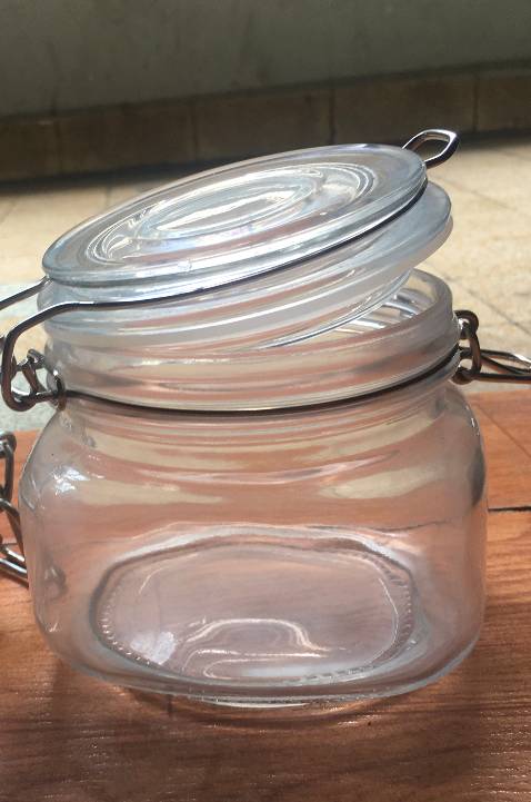 Mình mới nhận hũ thủy tinh nắp cài kín hơi từ Fido từ shop GTHSHOP, loại 750ml và loại 500ml. Khi nhận hàng và so sánh với những hũ thủy tinh Fido mình mua từ các shop khác, thì có rất nhiều điểm khác nhau. Thứ nhất, trên nắp hũ Fido của GTHSHOP không có logo Fido in chìm trên nắp hũ, chất liệu thủy tinh đục không trong, nệm cao su dưới nắp là loại trong chứ không phải đục và trắng, cuối cùng, nắp cài không chặt. Mình nghĩ GTHSHOP bán đồ dởm.
Trong các hình mình đính kèm, hũ bên trái là hũ mình mua từ shop khác, bên phải là hũ của GTHSHOP.