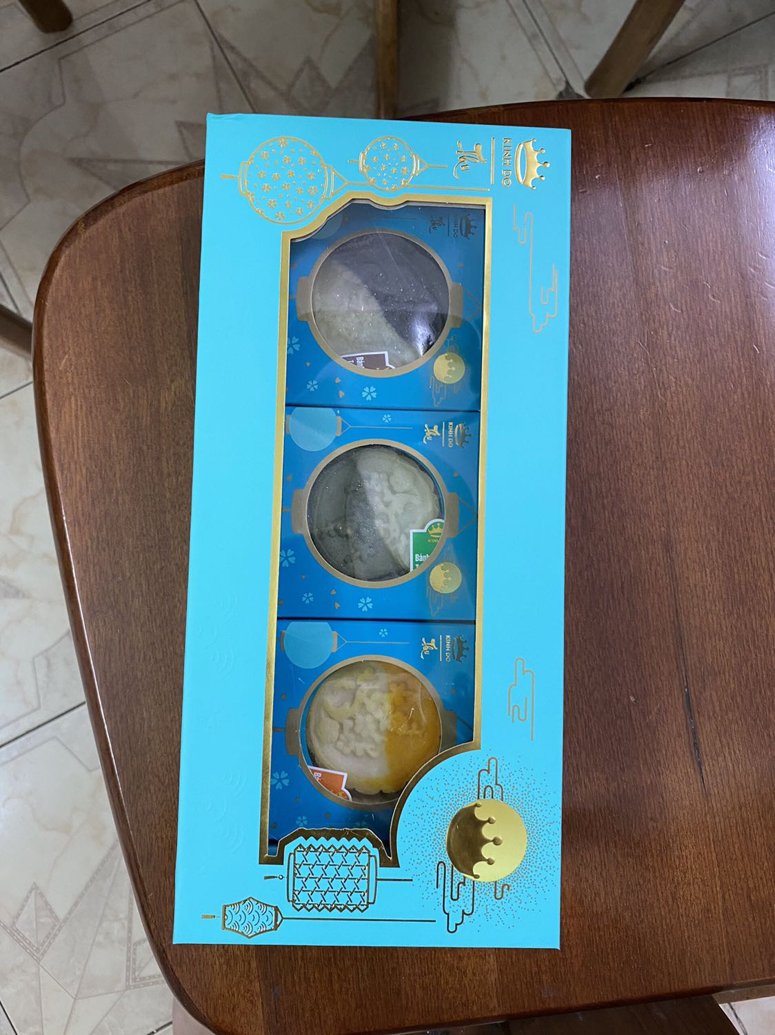 Bánh siêu ngon, đóng gói đẹp đẽ, giao hàng siêu tốc. Kinh Đô thì chất lượng quá chuẩn rồi. Chắc mua thêm 5 hộp vừa biếu gia đình, vừa thắp hương, vừa ăn luôn quá.