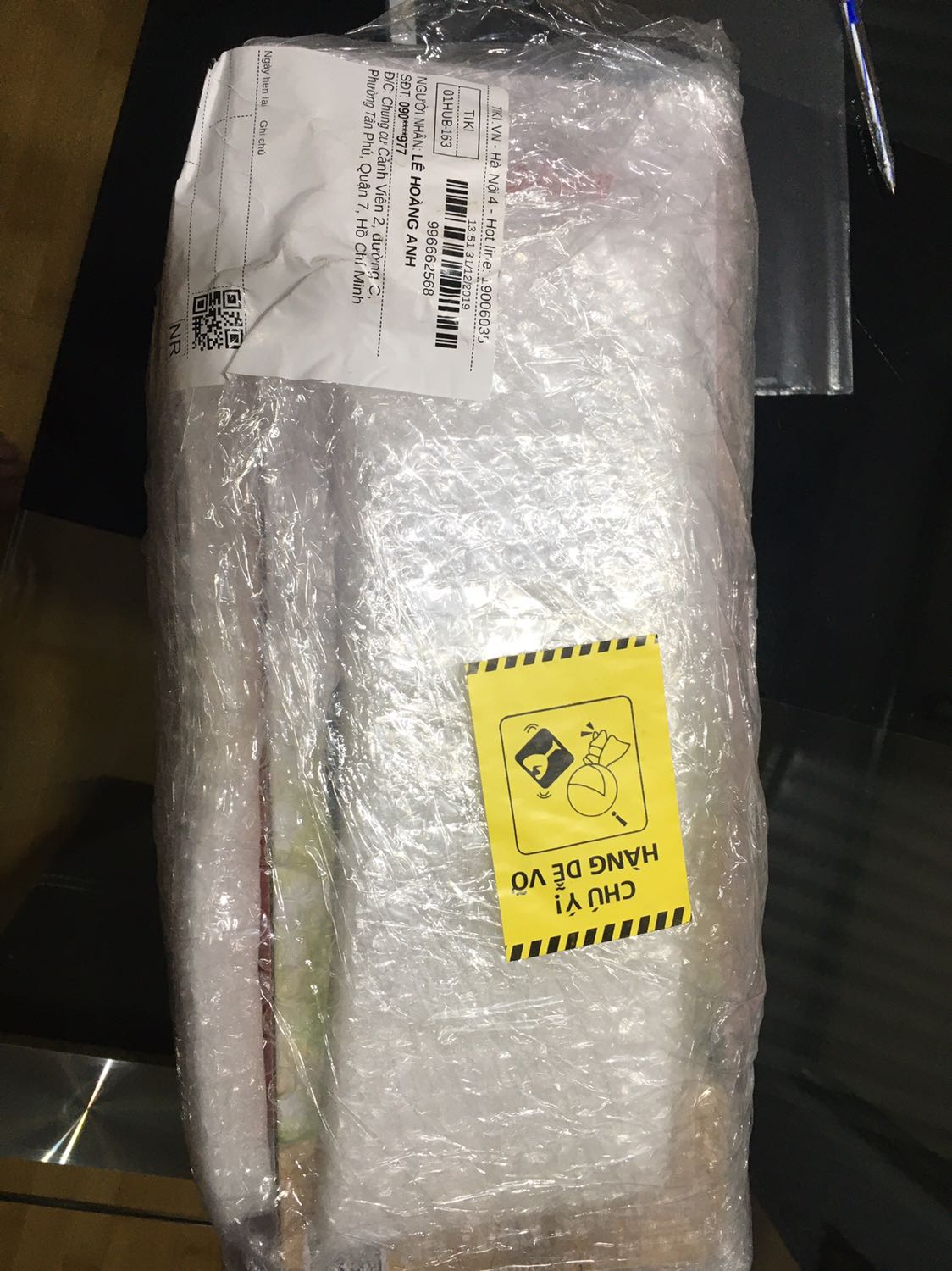 Mới nhận. Vỡ tan nát dù trên gói hàng có đề hàng dễ vỡ. Chất lượng khâu vận chuyển quá kém.
Vì nhờ người nhận giùm nên không kiểm tra. Rất không hài l