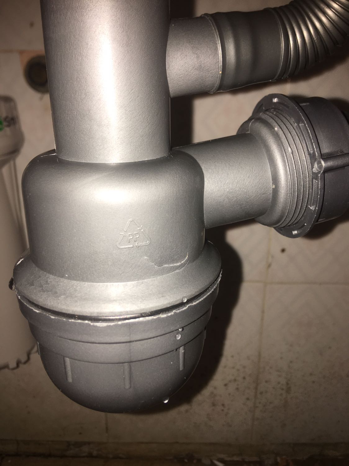 Bị bể không biết do sản phẩm gửi bị lỗi hay do vận chuyển. Lắp dô bị rỉ nước!