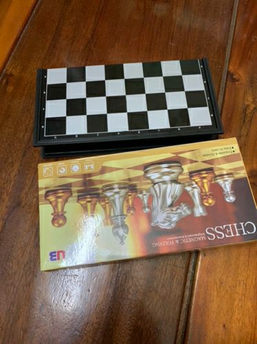 Bàn đẹp, chắc chắn lắm luôn, quân cờ k bị lỗi, Hàng chuẩn đẹp, shop giao hàng cũng nhanh