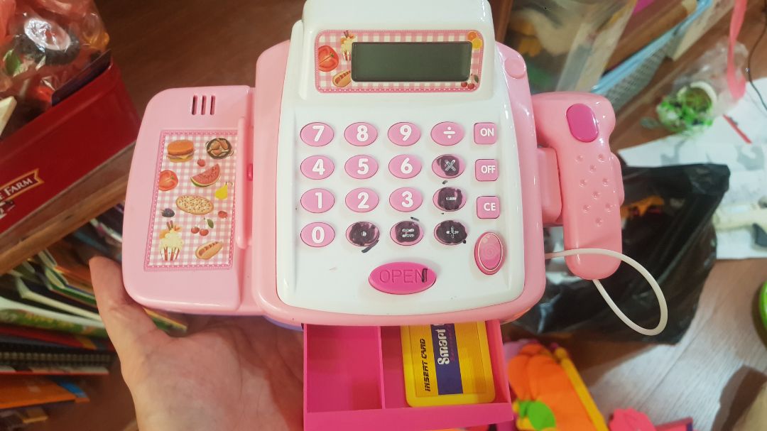 bộ này chơi khá đơn giản và bền. có cả bàn tính thật. nếu phần quẹt thẻ như có thêm âm thanh như 1 số bộ khác thì thu hút các bé hơn