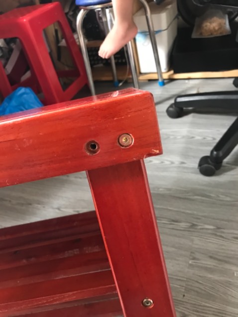 Nứt, lỗ ốc ko vừa . Bị lệch ca 4 chân