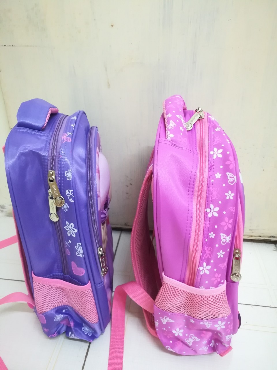 Tôi đã mua 01 ba lô màu tím của shop NATUCO thấy đẹp, hàng tốt nên người bạn nhờ mua giúp 1 chiếc y trang nhưng nhận hàng về thì hàng khác hoàn toàn từ kiểu dáng lẫn chất lượng. Màu sắc, họa tiết của ba lô ko sắc nét, đường may không kỹ lưỡng như cái trước, khóa kéo cũng không trơn bằng. Tôi lấy làm lạ mới xem lại đơn hàng thì hóa ra của nhà cung cấp KIDOS. Thật quá đáng mà, sản phẩm khác vậy tại sao a/c để cũng hình ảnh, link mua hàng lần  trước tôi mua của nhà cung cấp natuco để gây hiểu lầm cho khách. Người ta nhờ tôi mua dùm giờ thành tôi mua hàng nhái hàng kém chất lượng cho ngta, thật mất mặt quá mà… Đây tôi chụp hình cho mọi người xem , chiếc bên phải là mua trước còn bên trái là mua sau của KIDOS.