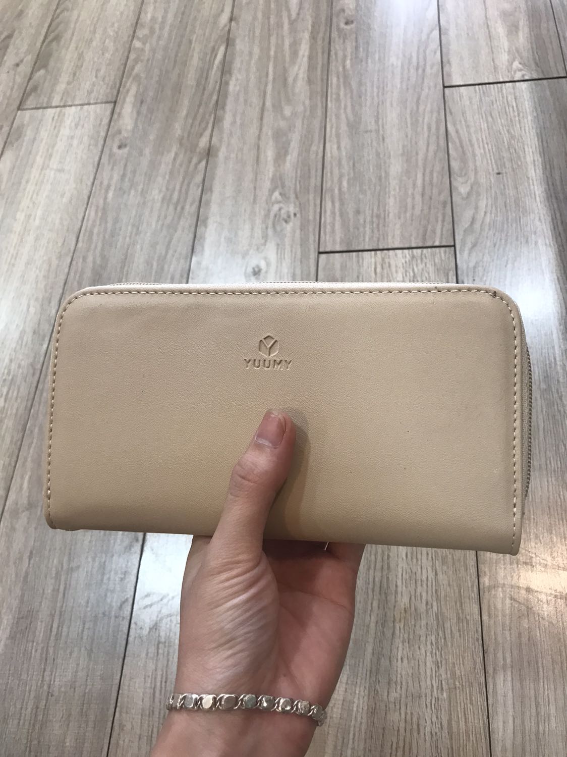 sản phẩm chất lượng cao , giá cũng mềm nữa 
đựng được thẻ với giấy tời quá tuyệt luôn ạ , 
sẽ luôn ủng hộ shop nhiều hơn ạ