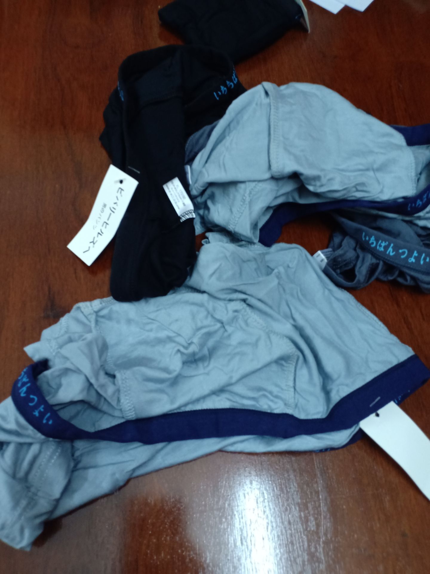 Làm như thế này thì sau này ai còn lòng tin nữa. Đặt quần sịp thông hơi, size xxl. giao quần ko theo đơn, size xl. Giao như này thì ai mặc được. Làm ăn có tâm một chút