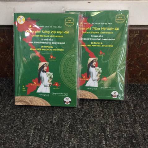 Tôi đã mua sản phẩm tiếng Việt cho người nước ngoài chương trình sơ cấp của shop sách hướng dẫn rất chi tết cụ thể, hiện nay tôi có thể biết và hiểu được tiếng Việt một cách cơ bản. Sau khi có sản phẩm mới, tôi đã mua cuốn khám phá tiếng Việt hiện đại, cuốn này tổng hợp lại một số kiến thức của cuốn kia và giới thiệu mở rộng một số kiến thức, phần thực hành khá là thú vị và có cả *** hỗ trợ khi học theo sách. Shop tư vấn nhiệt tình. Fast delivery.