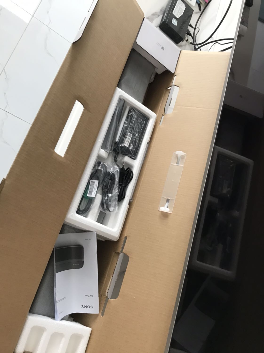 Tiki giao sớm hơn cả dự kiến.
Bao gói cẩn thận, phụ kiện đầy đủ như mình đã xem unboxing trên youtube. Chơi combo tivi Sony 8500G và em X8500 này phê hẳn. Kết nối bluetooth được với tivi nên bớt dây rườm rà. Âm thanh nghe ok, bass khoẻ. Mình xem Netflix các phim có Atmos thì thôi rồi.. quá sướng, khác hẳn loa tivi. Kết luận rất đáng tiền.