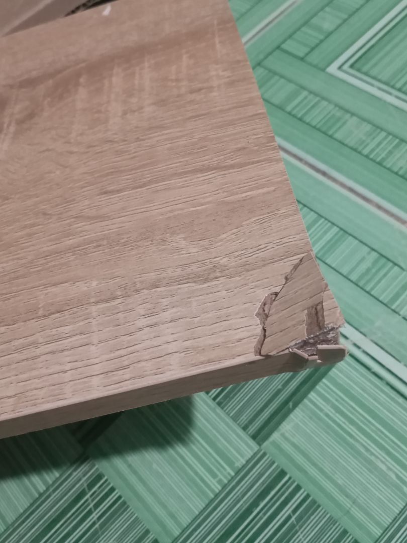 Tôi không thấy hài lòng với sản phẩm này, mới khui hàng ra thấy thế này thì chán bỏ xừ. Tôi nghĩ shop cần lót thêm 4 miếng đệm mút ở ngay 4 góc để tránh xảy ra trường hợp hi hữu này. Hi vọng shop đọc !!! :"(