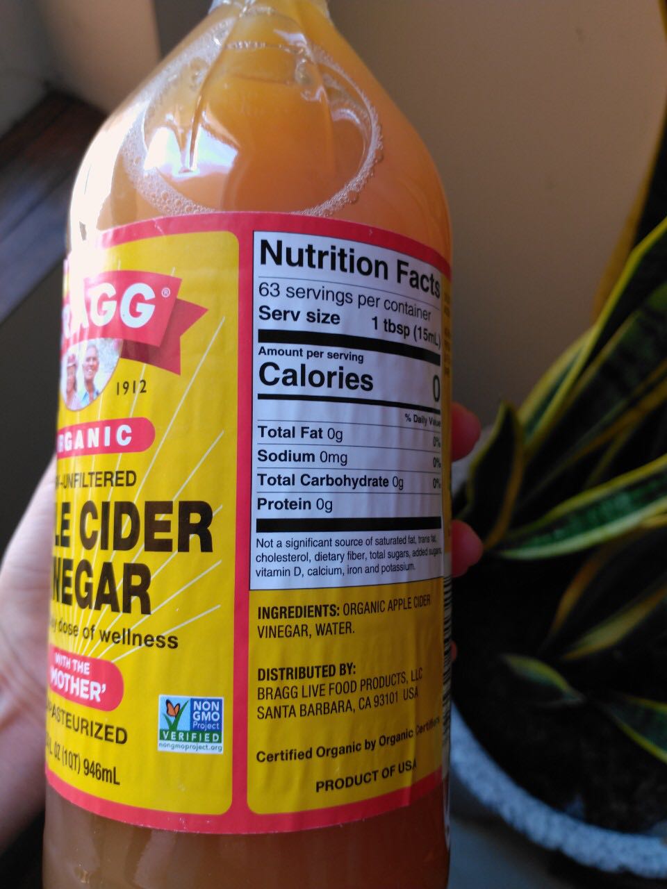 đã gửi báo cáo để trả hàng mà không thấy ai gọi lại hay phản hồi gì,hàng không có tem chính hãng ở cổ chai, tem dán nhăn nhúm không như như thật