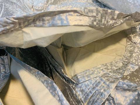 Nhận sản phẩm khá là nặng, chắc tay. Mình thấy nặng gấp đôi cái loại mua lần cũ, hình như khoảng 2,8kg gì đó. Bạt có lớp tráng bạc bên ngoài trông sáng bóng, bên trong có lớp bông trần tuy hơi mỏng nhưng có khả năng tránh xước xe nên xe Lexus hay Camry. Tùy theo đợt hàng lần trước mình mua thì có dây dù đen xiết chặt để buộc bạt vào bánh xe, tránh gió thổi, lần này có dây thép để xiết. 
Thư ngỏ rõ ràng, lịch sự, văn minh và rất chuyên nghiệp, định không đánh giá đâu nhưng vì thư ngỏ nên sẽ đánh giá cho shop này vì sự tiếp thu. Đại ý là nếu có vấn đê gì thì đừng đánh giá xấu vội, mà hãy lien hệ *** để họ bảo hành cho. Đây là ý tưởng hay vì dù gì 1 shop cũng nhiều sp không thể nào chỉn chu chuẩn hết đc! Cho 9.5 điểm nhá!!!
Giao hàng trong thời gian dự kiến, thông báo chuẩn, có điều shipper hối hơi nhiều, nhưng thôi không đánh giá về họ! vì ko liên quan nhiều lắm tới sp