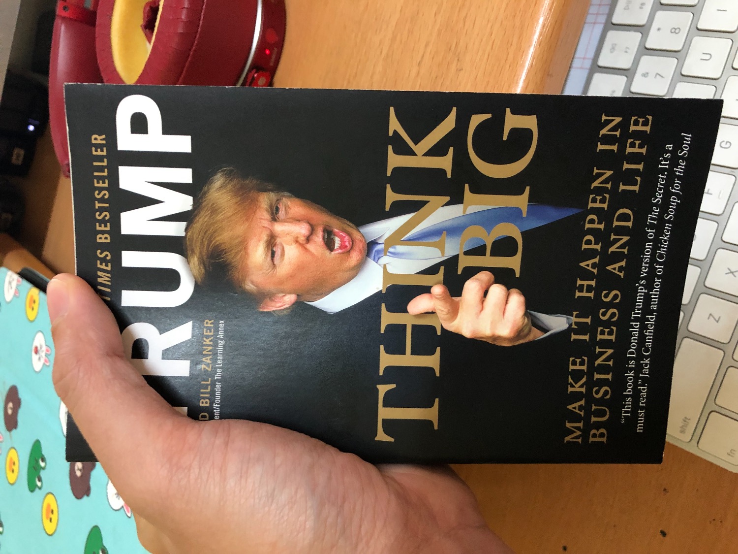 Tôi cảm thấy thích thú về cách tổng thống Trump dẫn dắt nước Mỹ với những thành quả tuyệt vời đến kỳ lạ như hiện nay (điều mà 2 đời tổng thống trước với 4 nhiệm kỳ chưa ai làm nổi, và bị báo chí lúc ban đầu cười nhạo điên rồ: GDP tăng 4% ), tỉ lệ thất nghiệp giảm đến mức kỷ lục, dùng kỹ năng kinh doanh (chứ không phải chính trị) để chiến tranh thương mại với Trung Quốc (bằng cách thân thiện trước mặt, nhưng tung đòn chí mạng phía sau lưng), rút khỏi các thoả thuận toàn cầu để đem công việc vào cho nước mỹ công bằng hơn... nhiều nhiều điều "điên rồ" nhưng thú vị về ông tổng thống này nữa. Và quả thật khó để mà tìm được 1 cuốn sách nào mô tả được 100% con người ông, khi ông ấy là người đột phá, không dậm chân tại chỗ, không lặp lại chính mình (đó cũng là lí do khiến các cố vấn chính phủ của Trung Quốc đau đầu khi không tài nào đoán được con người của Donald Trump.). Chưa kể đến vô vàn cuốn sách chủ yếu nói xấu, kể tội ông (như cuốn The Making of Donald Trump-Sự thật về Donald Trump, đừng nên mua).

Nhưng khi tôi cầm trên tay cuốn sách "nhỏ xíu" này (vì sách in theo khổ Mỹ thì thường nhỏ và nhẹ thế này) thì tôi bị thu hút hoàn toàn. Chỉ cần bước vào phần Giới thiệu thôi là bạn đã cảm thấy dạt dào năng lượng thôi thúc mình dũng cảm bước tới thực hiện các ý tưởng mà trước đây còn ngại ngùng chưa dám triển khai trong công việc. Chỉ mới phần mở đầu thôi, mà bạn đã có thể thấy 90% cá tính, bản năng, tài năng của vị tổng thống đầy thú vị và mạo hiểm hàng hiếm của lịch sử Mỹ rồi. Đến những chương sau thì quả thật là bùng nổ thú vị.

Đặc biệt hơn, cuốn sách dù là tiếng Anh, nhưng không được viết với ngôn ngữ "Hàn Lâm" theo kiểu văn học của tiếng Anh, mà viết với văn "nói" theo kiểu Mỹ, như phim Mỹ cho nên không có quá nhiều từ khó. 1 chương chỉ có khoảng trên dưới 5 từ lạ cần phải tra từ điển, còn ngoài ra, nếu bạn coi được phim Mỹ, nghe được nhạc Mỹ, thì cuốn sách không thành vấn đề. Vì là văn nói, nên đọc sách giống như bạn đang nghe tác giả nói chuyện vậy (chứ không phải kể chuyện), rất thú vị.

Đây là 1 cuốn dễ đọc, nên đọc, và đọc sảng khoái hơn là đọc báo nữa. 100% khuyến khích các bạn nên đọc.