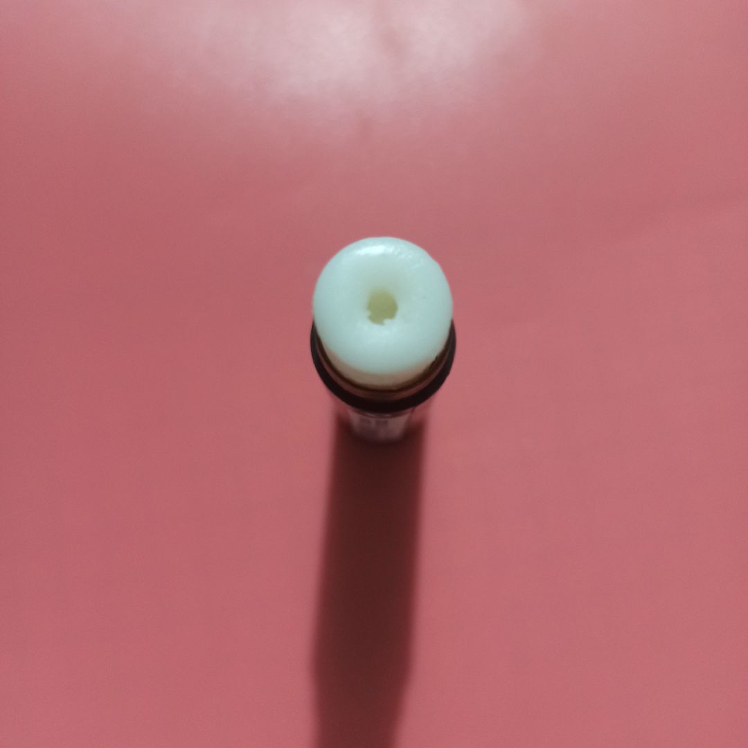 Son giữ môi lâu khô hơn các loại tầm giá. Nếu ở nhà hoặc đi đâu bình thường thì son vẫn ok. Nhưng khi ngồi phòng quạt thì mau khô, phải dặm thêm. Một em 23k thế này là quá được, chỉ không thích phần lõi. Mới hôm đầu nhận vặn một tí là cái lõi nhô lên sau thành một cái lỗ vầy nè. Bất tiện là lúc vặn lên được nhưng vặn xuống thì không xuống =]]] Bạn nào muốn giữ môi lâu khô có thể cân nhắc em này nha.