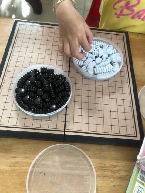 Đã mua lần trước và lần này mua thêm! Cả 2 loại đều rất ưng, cả tụi nhỏ vô cùng mê vì bàn là hộp luôn không bị rơi rớt ra ngoài, quân cờ đều màu, láng mịn, xịn xò kiki!! sp giá hạt dẻ chất lượng vượt trội. Thiết nghĩ shop sẽ còn phát triển thêm!

Ủng hộ shop 5 sao đây!!! SP đúng như mô tả