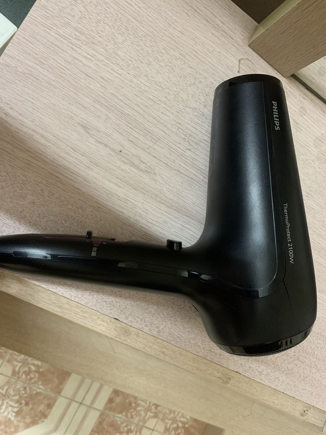 Giao hàng nhanh, đóng gói kỹ, máy sấy công suất cao nên sấy rất nhanh, có chế độ nóng, lạnh khác nhau, có thể sử dụng chế độ lạnh k gây hỏng tóc mà khô vẫn rất nhanh