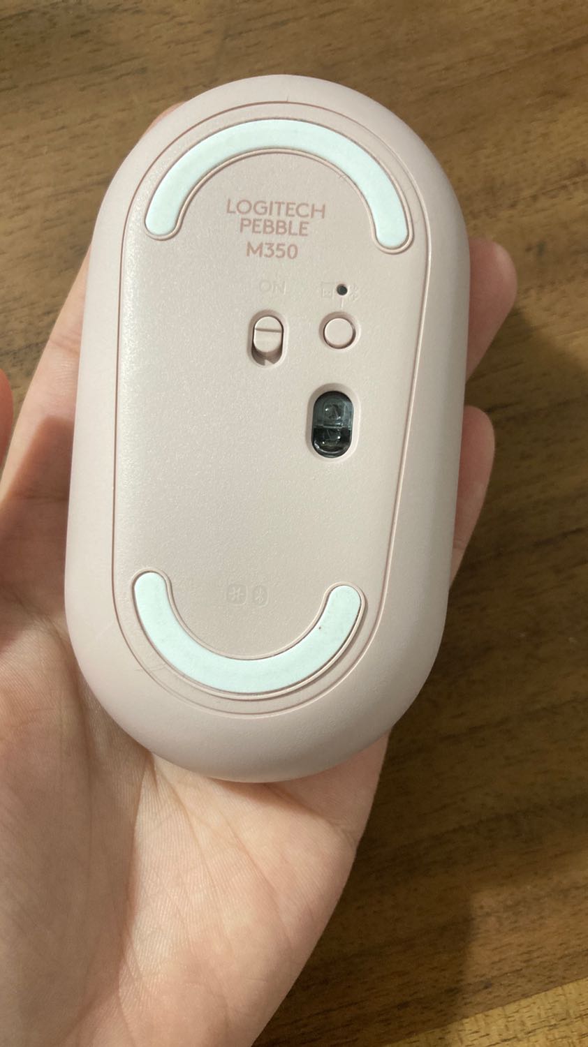 Dùng thực sự rất thích nha mn. Macbook m1 kết nối ngon ơ, ko hề có vấn đề j. Chuột cũng rất xinh nữa, lúc nhận hàng đóng gói cẩn thận. Lúc đầu mới dùng ko quen vì hơi nhỏ và bẹt, nhưng mấy ngày rồi thì cũng quen. Cũng ko thấy chuột chậm hơn hay j. Rất thích!